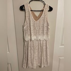 White lace sleeveless dress, size medium. Perfect for wedding events!